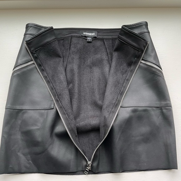 Express women’s faux leather black mini skirt- Size 6 - Picture 3 of 4